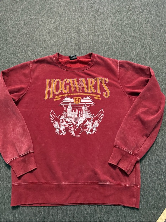 Harry Potter Other - Hogwarts Maroon Crewneck graphic Sweatshirt size Large 42-44